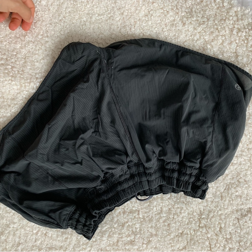 Lululemon Hotty Hot Low rise 2.5 inch short